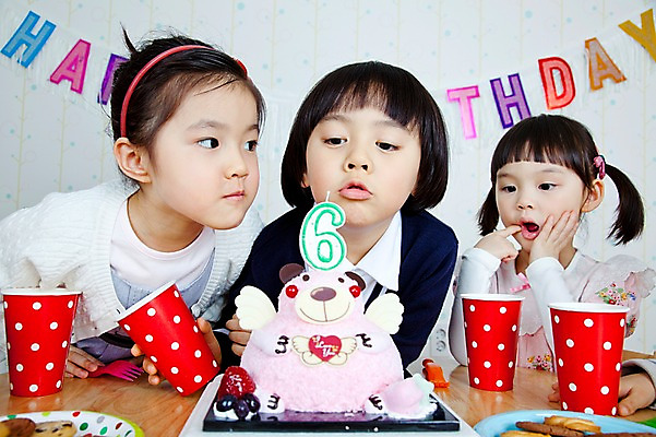 포토 JPG 라이프스타일 접시 여자 남자 음료 어린이 음식 빵 포크 의자 촛불 탁자 실내 사람 동양인 소녀 이벤트 소년 상반신 라이프 앞모습 컵 세명 친구 파티 쿠키 제과 과자 케이크 유치원 유치원생 한국인 축하 생일파티 생일 종이컵 유치원생라이프 책상 잔치 제빵 촛불끄기 어린이만 국내포토 식기 교육 기념일 뷰포인트 가구 컨셉 초 관계 디저트 인종 내부 생활 제과제빵 일회용 끄기 파일형식