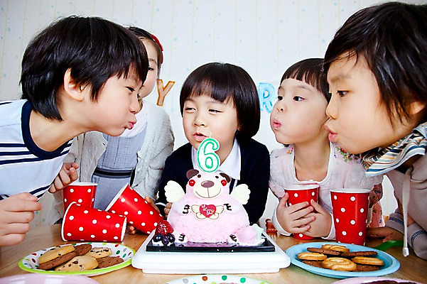 포토 JPG 라이프스타일 접시 여자 남자 음료 어린이 음식 빵 포크 의자 촛불 탁자 실내 사람 동양인 소녀 이벤트 소년 여러명 상반신 라이프 컵 친구 파티 쿠키 제과 과자 케이크 유치원 유치원생 한국인 축하 생일파티 생일 종이컵 유치원생라이프 책상 잔치 제빵 촛불끄기 어린이만 국내포토 식기 교육 기념일 가구 다수 컨셉 초 관계 디저트 인종 내부 생활 제과제빵 일회용 끄기 파일형식