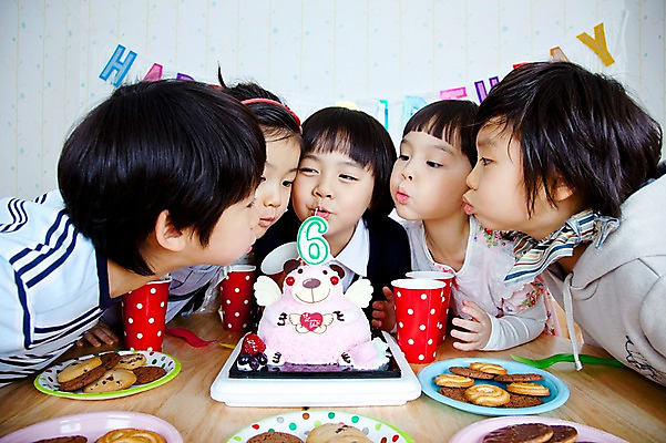 포토 JPG 라이프스타일 접시 여자 남자 음료 어린이 음식 빵 포크 의자 촛불 탁자 실내 웃음 사람 동양인 소녀 이벤트 소년 여러명 상반신 라이프 컵 친구 파티 쿠키 제과 과자 케이크 유치원 유치원생 한국인 축하 생일파티 생일 종이컵 유치원생라이프 책상 잔치 제빵 촛불끄기 어린이만 국내포토 식기 교육 기념일 가구 다수 컨셉 초 관계 디저트 표정 인종 내부 생활 제과제빵 일회용 끄기 파일형식