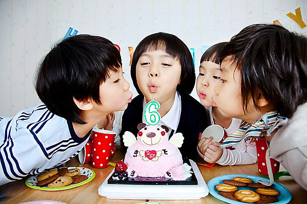 포토 JPG 라이프스타일 접시 여자 남자 음료 어린이 음식 빵 포크 의자 촛불 탁자 실내 웃음 사람 동양인 소녀 이벤트 소년 여러명 상반신 라이프 컵 친구 파티 쿠키 제과 과자 케이크 유치원 유치원생 한국인 축하 생일파티 생일 종이컵 유치원생라이프 책상 잔치 제빵 촛불끄기 어린이만 국내포토 식기 교육 기념일 가구 다수 컨셉 초 관계 디저트 표정 인종 내부 생활 제과제빵 일회용 끄기 파일형식