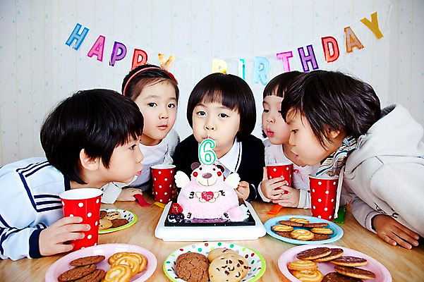 포토 JPG 라이프스타일 접시 여자 남자 음료 어린이 음식 빵 포크 의자 촛불 탁자 실내 사람 앉기 동양인 소녀 이벤트 소년 여러명 상반신 라이프 컵 친구 파티 쿠키 제과 과자 케이크 유치원 유치원생 한국인 축하 생일파티 생일 종이컵 유치원생라이프 책상 잔치 제빵 촛불끄기 어린이만 국내포토 식기 교육 기념일 가구 다수 컨셉 초 관계 모션 디저트 인종 내부 생활 제과제빵 일회용 끄기 파일형식