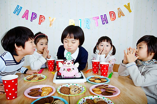 포토 JPG 라이프스타일 접시 여자 남자 음료 어린이 음식 빵 포크 의자 촛불 탁자 실내 사람 앉기 동양인 소녀 이벤트 소년 여러명 상반신 라이프 컵 친구 파티 쿠키 제과 과자 케이크 유치원 유치원생 한국인 축하 생일파티 생일 종이컵 유치원생라이프 책상 잔치 제빵 생일상 촛불끄기 어린이만 국내포토 식기 교육 기념일 가구 다수 컨셉 초 관계 모션 디저트 인종 내부 생활 제과제빵 일회용 끄기 파일형식