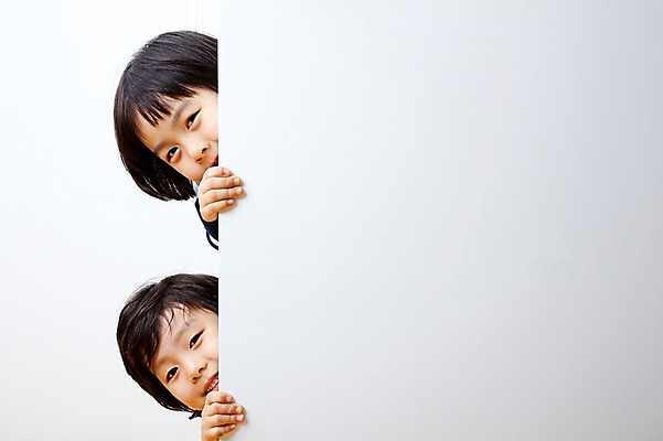 포토 JPG 라이프스타일 어린이교육 교육 남자 얼굴 어린이 백그라운드 놀이 프레임 알림판 실내 미소 웃음 사람 동양인 소년 두명 라이프 앞모습 신체부위 친구 머리 공백 유치원 유치원생 한국인 알림 유치원생라이프 백지 화이트보드 남자만 어린이만 소년만 국내포토 뷰포인트 관계 표정 인종 내부 생활 파일형식