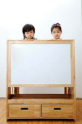 포토 JPG 라이프스타일 여자 어린이교육 교육 남자 어린이 포즈 놀이 실내 사람 동양인 소녀 소년 상반신 두명 라이프 앞모습 친구 칠판 유치원 유치원생 한국인 유치원생라이프 화이트보드 어린이만 국내포토 뷰포인트 관계 인종 내부 생활 파일형식