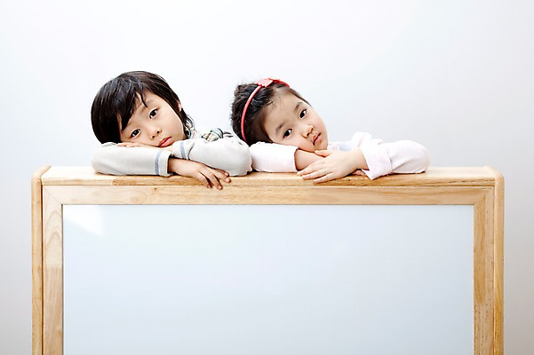 포토 JPG 라이프스타일 여자 어린이교육 교육 남자 어린이 엎드리기 포즈 놀이 실내 사람 동양인 소녀 소년 상반신 두명 라이프 앞모습 친구 칠판 유치원 유치원생 한국인 유치원생라이프 화이트보드 어린이만 국내포토 뷰포인트 관계 모션 인종 내부 생활 파일형식