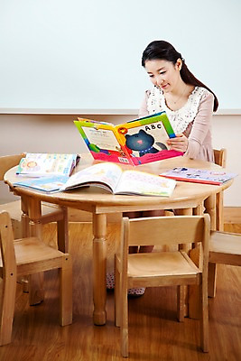 포토 JPG 라이프스타일 영어 여자 교육 의자 탁자 수업 교재 실내 영어교육 한명 미소 웃음 사람 앉기 동양인 상반신 20대 성인 라이프 앞모습 책 교사 유치원 한국인 유치원생라이프 책상 유치원선생님 영어책 영어교재 여자만 여자한명만 국내포토 직업 문자 1 뷰포인트 가구 모션 표정 인종 청년 내부 생활 파일형식