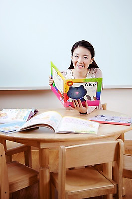 포토 JPG 라이프스타일 영어 여자 교육 의자 탁자 수업 교재 실내 영어교육 한명 미소 웃음 사람 앉기 동양인 상반신 20대 성인 라이프 앞모습 책 교사 유치원 한국인 유치원생라이프 책상 유치원선생님 영어책 영어교재 여자만 여자한명만 국내포토 직업 문자 1 뷰포인트 가구 모션 표정 인종 청년 내부 생활 파일형식