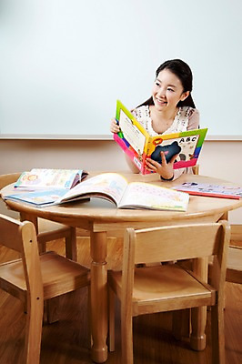 포토 JPG 라이프스타일 영어 여자 교육 의자 탁자 수업 교재 실내 영어교육 한명 미소 웃음 사람 앉기 동양인 상반신 20대 성인 라이프 앞모습 책 교사 유치원 한국인 유치원생라이프 책상 유치원선생님 영어책 영어교재 여자만 여자한명만 국내포토 직업 문자 1 뷰포인트 가구 모션 표정 인종 청년 내부 생활 파일형식