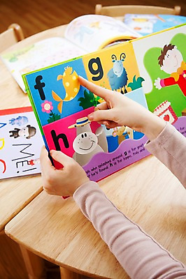 포토 JPG 문자 라이프스타일 손 알파벳 영어 여자 교육 의자 탁자 교재 실내 영어교육 한명 사람 동양인 손짓 20대 성인 라이프 신체부위 책 교사 유치원 유치원생라이프 책상 유치원선생님 영어책 그림책 국내포토 직업 1 가구 모션 인종 청년 내부 생활 파일형식