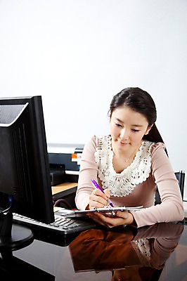 포토 JPG 라이프스타일 여자 교육 탁자 실내 한명 사람 앉기 동양인 상반신 20대 성인 라이프 앞모습 컴퓨터 필기구 펜 볼펜 모니터 컴퓨터용품 교사 공책 유치원 한국인 키보드 업무 인쇄기 유치원생라이프 책상 유치원선생님 생활기록부 여자만 여자한명만 국내포토 직업 1 뷰포인트 가구 모션 문구용품 인종 청년 내부 생활 전자제품 작업 오브젝트 파일형식