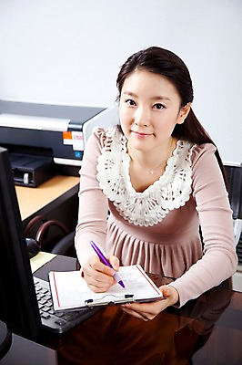 포토 JPG 라이프스타일 여자 교육 탁자 실내 한명 미소 웃음 사람 앉기 동양인 상반신 20대 성인 라이프 앞모습 컴퓨터 필기구 펜 볼펜 모니터 컴퓨터용품 교사 공책 유치원 한국인 키보드 업무 인쇄기 유치원생라이프 책상 유치원선생님 생활기록부 여자만 여자한명만 국내포토 직업 1 뷰포인트 가구 모션 문구용품 표정 인종 청년 내부 생활 전자제품 작업 오브젝트 파일형식