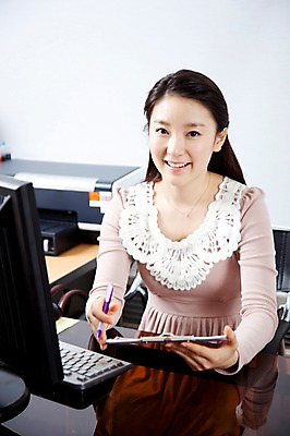 포토 JPG 라이프스타일 여자 교육 탁자 실내 한명 미소 웃음 사람 앉기 동양인 상반신 20대 성인 라이프 앞모습 컴퓨터 필기구 펜 볼펜 모니터 컴퓨터용품 교사 공책 유치원 한국인 키보드 업무 인쇄기 유치원생라이프 책상 유치원선생님 생활기록부 여자만 여자한명만 국내포토 직업 1 뷰포인트 가구 모션 문구용품 표정 인종 청년 내부 생활 전자제품 작업 오브젝트 파일형식