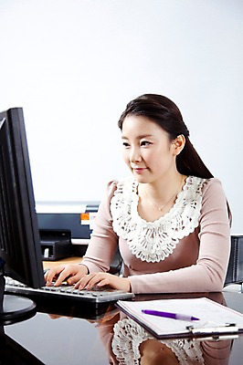 포토 JPG 라이프스타일 여자 교육 탁자 학용품 실내 한명 미소 웃음 사람 앉기 동양인 상반신 20대 성인 라이프 앞모습 컴퓨터 필기구 펜 볼펜 모니터 컴퓨터용품 교사 공책 유치원 한국인 키보드 업무 인쇄기 유치원생라이프 책상 유치원선생님 생활기록부 여자만 여자한명만 국내포토 직업 1 뷰포인트 가구 모션 문구용품 표정 인종 청년 내부 생활 전자제품 작업 오브젝트 파일형식