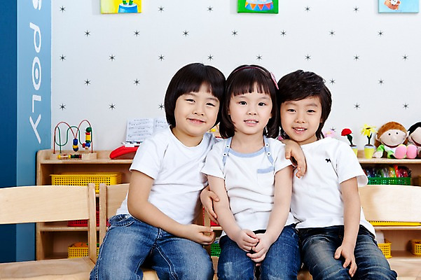 포토 JPG 라이프스타일 여자 어린이교육 교육 남자 어린이 의자 놀이 실내 미소 웃음 사람 앉기 동양인 소녀 소년 상반신 라이프 앞모습 세명 친구 유치원 유치원생 한국인 유치원생라이프 교구 어린이만 국내포토 뷰포인트 가구 관계 모션 표정 인종 내부 생활 파일형식