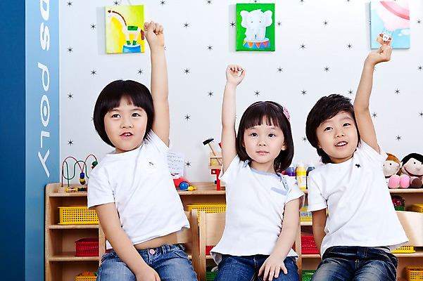 포토 JPG 라이프스타일 여자 어린이교육 교육 남자 어린이 액자 의자 놀이 실내 미소 웃음 사람 앉기 동양인 소녀 소년 상반신 라이프 앞모습 세명 친구 손들기 유치원 유치원생 한국인 유치원생라이프 그림 교구 어린이만 국내포토 뷰포인트 가구 관계 모션 표정 인종 내부 생활 파일형식