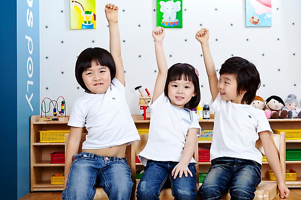 포토 JPG 라이프스타일 여자 어린이교육 교육 남자 어린이 액자 의자 놀이 실내 미소 웃음 사람 앉기 동양인 소녀 소년 상반신 라이프 앞모습 세명 친구 손들기 유치원 유치원생 한국인 유치원생라이프 그림 교구 어린이만 국내포토 뷰포인트 가구 관계 모션 표정 인종 내부 생활 파일형식