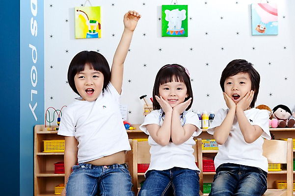 포토 JPG 라이프스타일 여자 어린이교육 교육 남자 어린이 포즈 액자 꽃무늬 의자 놀이 실내 미소 웃음 사람 앉기 동양인 소녀 소년 상반신 라이프 앞모습 세명 친구 손들기 유치원 유치원생 한국인 유치원생라이프 그림 교구 어린이만 국내포토 꽃 뷰포인트 가구 무늬 관계 모션 표정 인종 내부 생활 파일형식