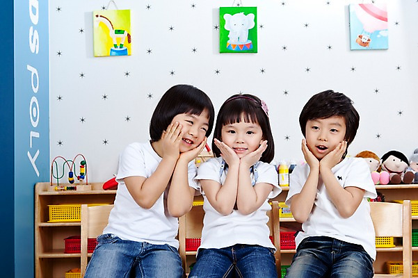 포토 JPG 라이프스타일 여자 어린이교육 교육 남자 어린이 포즈 액자 꽃무늬 의자 놀이 실내 미소 웃음 사람 앉기 동양인 소녀 소년 상반신 라이프 앞모습 세명 친구 유치원 유치원생 한국인 유치원생라이프 그림 교구 어린이만 국내포토 꽃 뷰포인트 가구 무늬 관계 모션 표정 인종 내부 생활 파일형식