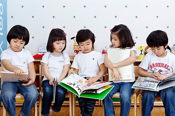 포토 JPG 전신 라이프스타일 응시 여자 어린이교육 교육 남자 어린이 의자 놀이 교재 실내 사람 앉기 동양인 소녀 소년 여러명 라이프 앞모습 책 친구 독서 유치원 유치원생 한국인 유치원생라이프 동화책 어린이만 국내포토 시선 뷰포인트 가구 다수 관계 모션 인종 내부 생활 파일형식