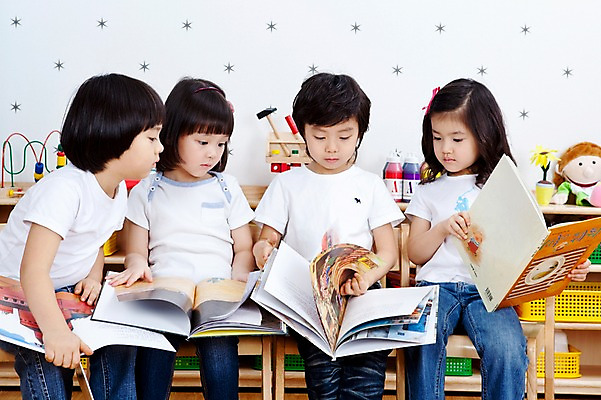 포토 JPG 전신 라이프스타일 응시 여자 어린이교육 교육 남자 어린이 의자 놀이 교재 실내 사람 앉기 동양인 소녀 소년 여러명 라이프 앞모습 책 친구 독서 유치원 유치원생 한국인 유치원생라이프 동화책 어린이만 국내포토 시선 뷰포인트 가구 다수 관계 모션 인종 내부 생활 파일형식