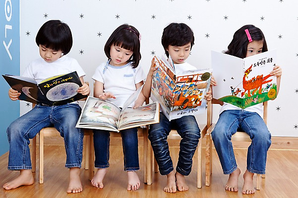 포토 JPG 전신 라이프스타일 응시 여자 어린이교육 교육 남자 어린이 의자 놀이 교재 실내 사람 앉기 동양인 소녀 소년 여러명 라이프 앞모습 책 친구 독서 유치원 유치원생 한국인 유치원생라이프 동화책 어린이만 국내포토 시선 뷰포인트 가구 다수 관계 모션 인종 내부 생활 파일형식