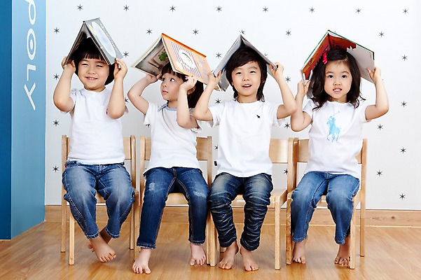 포토 JPG 전신 라이프스타일 여자 어린이교육 교육 남자 어린이 의자 놀이 교재 실내 미소 웃음 사람 앉기 동양인 소녀 소년 여러명 라이프 앞모습 책 친구 유치원 유치원생 한국인 쓰는 유치원생라이프 동화책 어린이만 국내포토 뷰포인트 가구 다수 관계 모션 표정 인종 내부 생활 파일형식