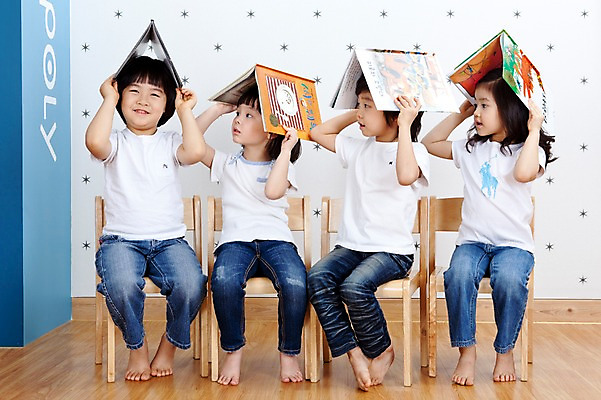 포토 JPG 전신 라이프스타일 여자 어린이교육 교육 남자 어린이 의자 놀이 교재 실내 미소 웃음 사람 앉기 동양인 소녀 소년 여러명 라이프 앞모습 책 친구 유치원 유치원생 한국인 쓰는 유치원생라이프 동화책 어린이만 국내포토 뷰포인트 가구 다수 관계 모션 표정 인종 내부 생활 파일형식