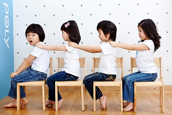 포토 JPG 전신 라이프스타일 여자 어린이교육 교육 남자 어린이 의자 놀이 실내 사람 앉기 동양인 소녀 소년 여러명 라이프 옆모습 친구 유치원 유치원생 한국인 유치원생라이프 기차놀이 어린이만 국내포토 뷰포인트 가구 다수 관계 모션 인종 내부 생활 파일형식