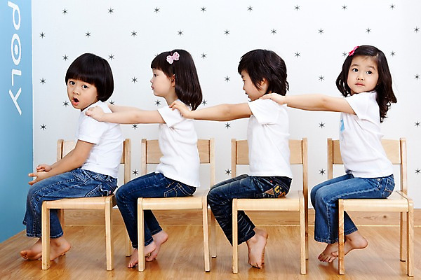 포토 JPG 전신 라이프스타일 여자 어린이교육 교육 남자 어린이 의자 놀이 실내 사람 앉기 동양인 소녀 소년 여러명 라이프 옆모습 친구 유치원 유치원생 한국인 유치원생라이프 기차놀이 어린이만 국내포토 뷰포인트 가구 다수 관계 모션 인종 내부 생활 파일형식