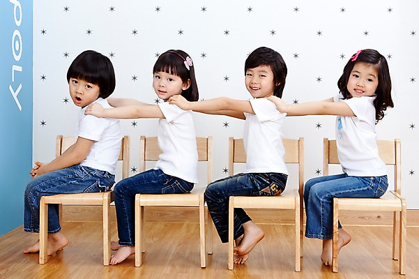 포토 JPG 전신 라이프스타일 여자 어린이교육 교육 남자 어린이 의자 놀이 실내 사람 앉기 동양인 소녀 소년 여러명 라이프 옆모습 친구 유치원 유치원생 한국인 유치원생라이프 기차놀이 어린이만 국내포토 뷰포인트 가구 다수 관계 모션 인종 내부 생활 파일형식