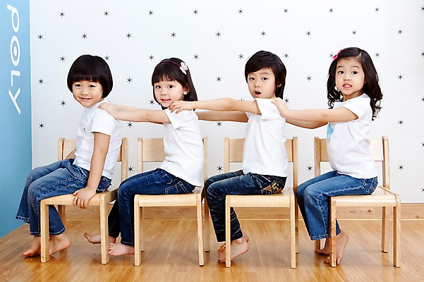 포토 JPG 전신 라이프스타일 여자 어린이교육 교육 남자 어린이 놀이 실내 사람 앉기 동양인 소녀 소년 여러명 라이프 옆모습 친구 유치원 유치원생 한국인 유치원생라이프 기차놀이 어린이만 국내포토 뷰포인트 다수 관계 모션 인종 내부 생활 파일형식