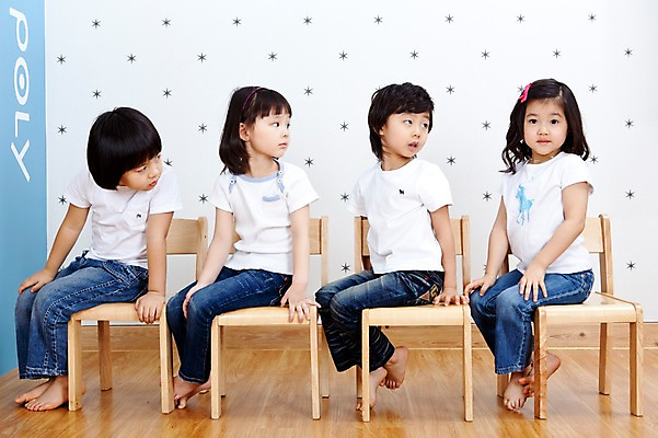 포토 JPG 전신 라이프스타일 응시 여자 어린이교육 교육 남자 어린이 의자 놀이 실내 사람 앉기 동양인 소녀 소년 여러명 라이프 친구 유치원 유치원생 한국인 유치원생라이프 어린이만 국내포토 시선 가구 다수 관계 모션 인종 내부 생활 파일형식