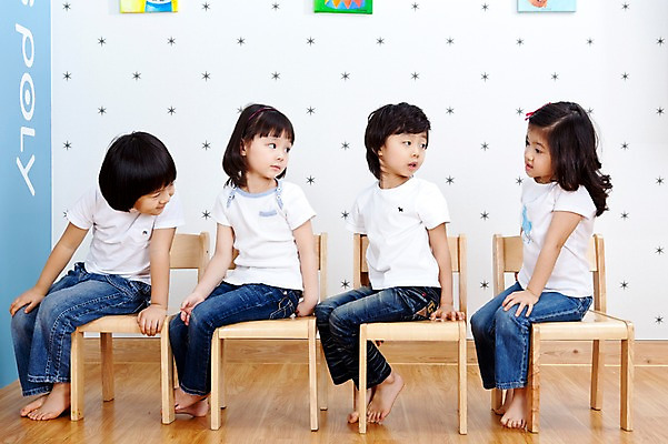포토 JPG 전신 라이프스타일 응시 여자 어린이교육 교육 남자 어린이 의자 놀이 실내 사람 앉기 동양인 소녀 소년 여러명 라이프 친구 유치원 유치원생 한국인 유치원생라이프 어린이만 국내포토 시선 가구 다수 관계 모션 인종 내부 생활 파일형식