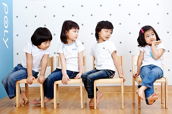 포토 JPG 전신 라이프스타일 응시 여자 어린이교육 교육 남자 어린이 포즈 의자 놀이 실내 사람 앉기 동양인 소녀 소년 여러명 라이프 앞모습 친구 유치원 유치원생 한국인 유치원생라이프 어린이만 국내포토 시선 뷰포인트 가구 다수 관계 모션 인종 내부 생활 파일형식