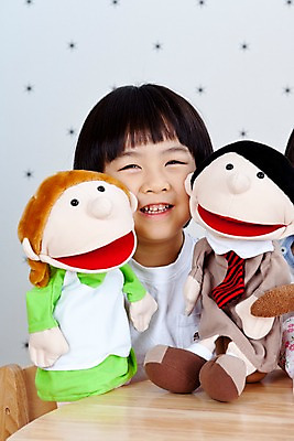 포토 JPG 라이프스타일 어린이교육 교육 남자 어린이 인형 의자 놀이 실내 한명 미소 웃음 사람 앉기 동양인 소년 상반신 라이프 앞모습 친구 유치원 유치원생 한국인 유치원생라이프 손인형 인형극 남자만 남자한명만 어린이만 소년만 소년한명만 국내포토 1 뷰포인트 가구 관계 모션 표정 인종 내부 생활 연극 파일형식