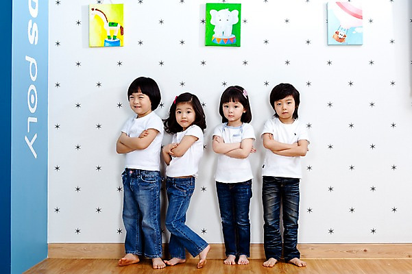 포토 JPG 전신 라이프스타일 여자 어린이교육 교육 남자 어린이 포즈 액자 놀이 실내 서기 사람 동양인 소녀 소년 여러명 라이프 앞모습 친구 팔짱 유치원 유치원생 한국인 유치원생라이프 그림 어린이만 국내포토 뷰포인트 다수 관계 모션 인종 내부 생활 파일형식
