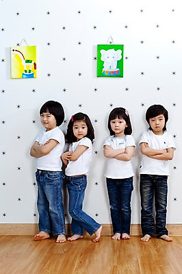 포토 JPG 전신 라이프스타일 여자 어린이교육 교육 남자 어린이 포즈 액자 놀이 실내 서기 사람 동양인 소녀 소년 여러명 라이프 앞모습 친구 팔짱 유치원 유치원생 한국인 유치원생라이프 그림 어린이만 국내포토 뷰포인트 다수 관계 모션 인종 내부 생활 파일형식