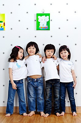 포토 JPG 전신 라이프스타일 여자 어린이교육 교육 남자 어린이 액자 놀이 어깨동무 실내 서기 미소 웃음 사람 동양인 소녀 소년 여러명 라이프 앞모습 친구 유치원 유치원생 한국인 유치원생라이프 그림 어린이만 국내포토 뷰포인트 포즈 다수 관계 모션 표정 인종 내부 생활 파일형식