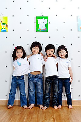 포토 JPG 전신 라이프스타일 여자 어린이교육 교육 남자 어린이 액자 놀이 어깨동무 실내 서기 미소 웃음 사람 동양인 소녀 소년 여러명 라이프 앞모습 친구 유치원 유치원생 한국인 유치원생라이프 그림 어린이만 국내포토 뷰포인트 포즈 다수 관계 모션 표정 인종 내부 생활 파일형식