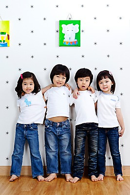 포토 JPG 전신 라이프스타일 여자 어린이교육 교육 남자 어린이 액자 놀이 어깨동무 실내 서기 미소 웃음 사람 동양인 소녀 소년 여러명 라이프 앞모습 친구 유치원 유치원생 한국인 유치원생라이프 그림 어린이만 국내포토 뷰포인트 포즈 다수 관계 모션 표정 인종 내부 생활 파일형식