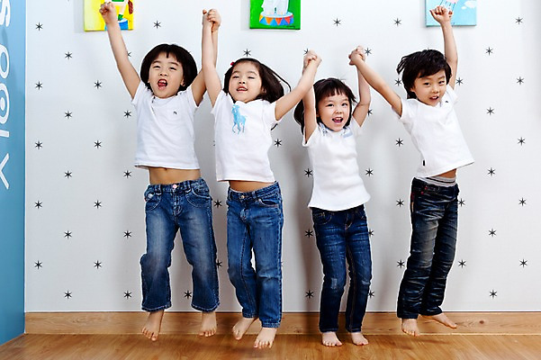 포토 JPG 전신 라이프스타일 여자 어린이교육 교육 남자 어린이 액자 장난 놀이 실내 서기 미소 웃음 사람 동양인 소녀 소년 여러명 라이프 앞모습 친구 손들기 점프 유치원 유치원생 만세 한국인 유치원생라이프 그림 어린이만 국내포토 뷰포인트 다수 관계 모션 표정 인종 내부 생활 파일형식