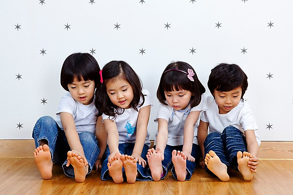 포토 JPG 전신 라이프스타일 여자 어린이교육 교육 남자 어린이 장난 발 놀이 실내 사람 앉기 동양인 소녀 소년 여러명 라이프 앞모습 친구 유치원 유치원생 한국인 유치원생라이프 발바닥 어린이만 국내포토 뷰포인트 다수 관계 모션 인종 내부 생활 신체부위 파일형식