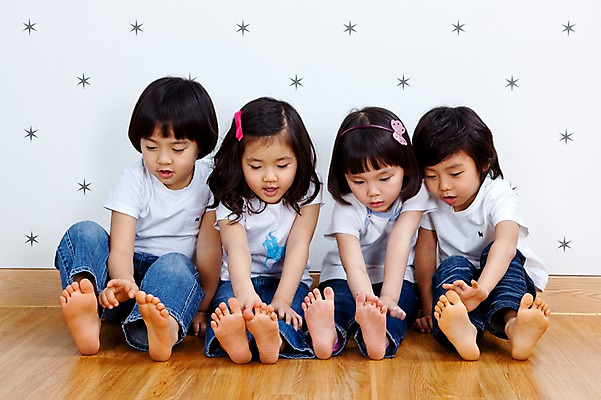 포토 JPG 전신 라이프스타일 여자 어린이교육 교육 남자 어린이 장난 발 놀이 실내 사람 앉기 동양인 소녀 소년 여러명 라이프 앞모습 친구 유치원 유치원생 한국인 유치원생라이프 발바닥 어린이만 국내포토 뷰포인트 다수 관계 모션 인종 내부 생활 신체부위 파일형식