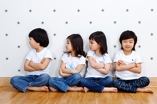 포토 JPG 전신 라이프스타일 여자 어린이교육 교육 남자 어린이 놀이 실내 미소 웃음 사람 동양인 소녀 소년 여러명 라이프 친구 팔짱 유치원 유치원생 한국인 분노 외면 유치원생라이프 가부좌 불화 어린이만 국내포토 감정 다수 관계 모션 표정 앉기 인종 내부 생활 파일형식