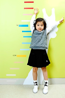 포토 JPG 전신 라이프스타일 여자 어린이교육 교육 초등학생 어린이 실내 한명 서기 사람 동양인 소녀 라이프 앞모습 손들기 유치원 유치원생 한국인 유치원생라이프 유치원복 쉬는시간 키재기 여자만 여자한명만 어린이만 소녀만 소녀한명만 국내포토 1 학생 옷 뷰포인트 모션 휴식 인종 내부 생활 측정 키_신체 파일형식