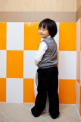 포토 JPG 전신 라이프스타일 어린이교육 교육 남자 초등학생 어린이 실내 한명 서기 사람 동양인 소년 라이프 뒷모습 유치원 유치원생 한국인 유치원생라이프 화장실 유치원복 변기 쉬는시간 소변 배변 용변 남자만 남자한명만 어린이만 소년만 소년한명만 국내포토 1 학생 옷 뷰포인트 모션 휴식 인종 내부 생활 파일형식