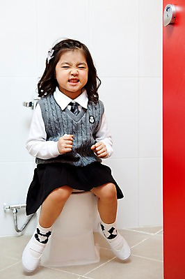 포토 JPG 전신 라이프스타일 여자 어린이교육 교육 초등학생 어린이 실내 한명 사람 앉기 동양인 소녀 라이프 앞모습 유치원 유치원생 한국인 화장지 유치원생라이프 화장실 유치원복 쉬는시간 소변 배변 용변 여자만 여자한명만 어린이만 소녀만 소녀한명만 국내포토 1 학생 옷 뷰포인트 모션 휴식 인종 내부 생활 파일형식