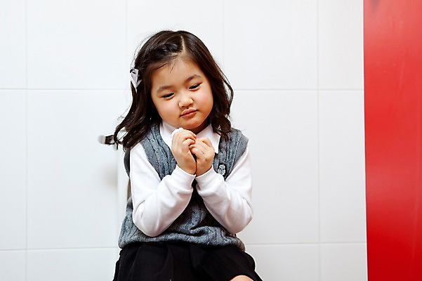 포토 JPG 전신 라이프스타일 여자 어린이교육 교육 초등학생 어린이 실내 한명 사람 앉기 동양인 소녀 라이프 앞모습 유치원 유치원생 한국인 유치원생라이프 화장실 유치원복 변기 쉬는시간 소변 배변 용변 여자만 여자한명만 어린이만 소녀만 소녀한명만 국내포토 1 학생 옷 뷰포인트 모션 휴식 인종 내부 생활 파일형식