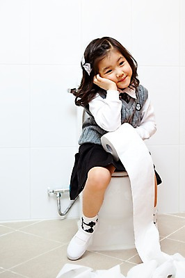 포토 JPG 전신 라이프스타일 여자 어린이교육 교육 초등학생 어린이 실내 한명 사람 앉기 동양인 소녀 라이프 앞모습 유치원 유치원생 한국인 화장지 유치원생라이프 화장실 유치원복 변기 쉬는시간 소변 배변 용변 여자만 여자한명만 어린이만 소녀만 소녀한명만 국내포토 1 학생 옷 뷰포인트 모션 휴식 인종 내부 생활 파일형식