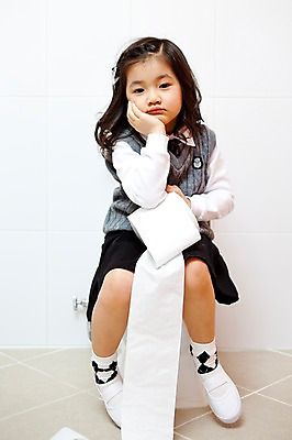포토 JPG 전신 라이프스타일 여자 어린이교육 교육 초등학생 어린이 실내 한명 사람 앉기 동양인 소녀 라이프 앞모습 유치원 유치원생 한국인 화장지 유치원생라이프 화장실 유치원복 변기 쉬는시간 소변 배변 용변 여자만 여자한명만 어린이만 소녀만 소녀한명만 국내포토 1 학생 옷 뷰포인트 모션 휴식 인종 내부 생활 파일형식